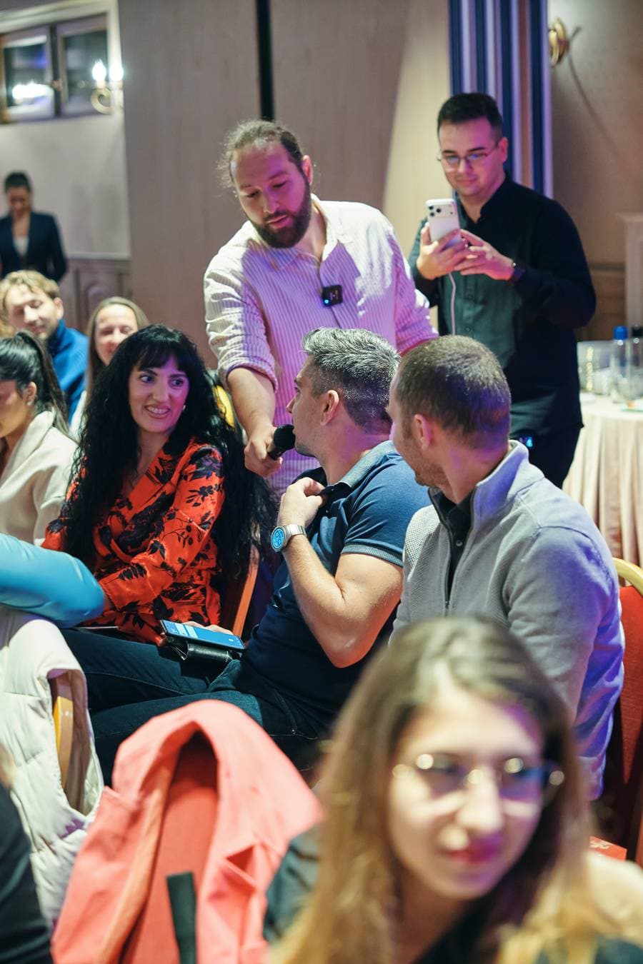 John Cristea dă microfonul unui participant la ediția a 4-a